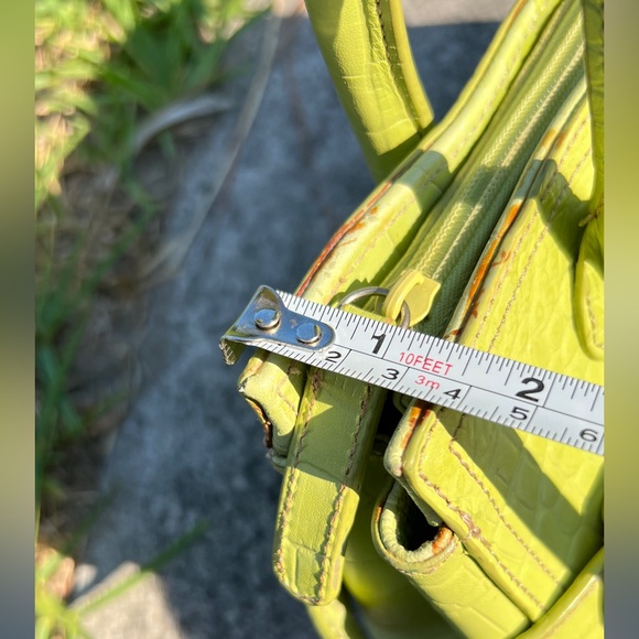 Vintage lime green leather handbag with silver details - Picture 8 of 17